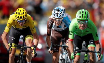 Chris Froome , Romain Bardet y Rigoberto Uran durante el sprint de la 17ª etapa del Tour de Francia.