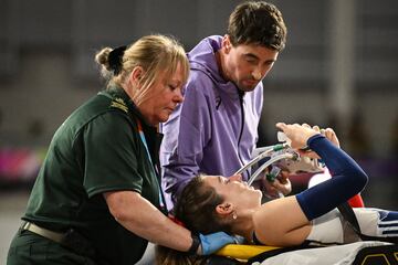 La atleta francesa, Margot Chevrier,es traslada en camilla tras fracturarse el tobillo durante las finales de salto con pértiga en los mundiales de atletismo en pista cubierta que se celebran en Glasgow, Escocia.