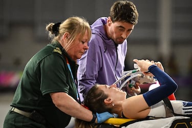 La atleta francesa, Margot Chevrier,es traslada en camilla tras fracturarse el tobillo durante las finales de salto con pértiga en los mundiales de atletismo en pista cubierta que se celebran en Glasgow, Escocia.