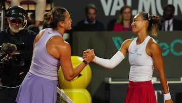 Tennis - Italian Open - Foro Italico, Rome, Italy - May 14, 2025 China's Qinwen Zheng shakes hands with Belarus' Aryna Sabalenka after winning their quarter final match REUTERS/Aleksandra Szmigiel