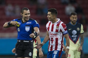 (L-R), Marco Antonio Ortiz Referee and Jesus Molina of Guadalajara during the game Guadalajara vs America, corresponding to Eleventh round match and Edition 240 of the National Classic of the Torneo Guard1anes Clausura 2021 of the Liga BBVA MX, at the Akron Stadium, on March 14, 2021.
<br><br>
(I-D), Arbitro Marco Antonio Ortiz y Jesus Molina de Guadalajara durante el partido Guadalajara vs America, correspondiente a la Jornada 11 y Edicion 240 del Clasico Nacional del Torneo Clausura Guard1anes 2021 de la Liga BBVA MX, en el Estadio Akron, el 14 de Marzo de 2021.