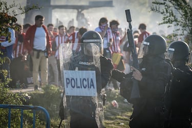 Cargas policiales contra algunos aficionados en las inmediaciones del estadio.