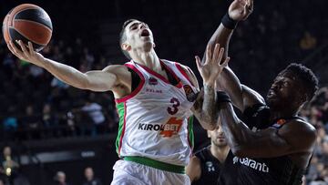 SDT01. ESTAMBUL (TURQUÍA), 25/01/2019.- El base argentino del Baskonia, Luca Vildoza (i), trata de anotar ante la defensa del pívot nigeriano del Darussafaka, Michael Eric (d), durante el encuentro de primera fase de Euroliga entre el Darussafaka Estambul y el Kirolbet Baskonia disputado este viernes en Estambul, Turquía. EFE/ Sedat Suna