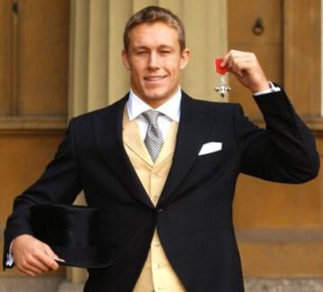 10/12/03. Jonny Wilkinson es nombrado, por la reina Isabel, Miembro de la Orden del Imperio Brit¨¢nico en el Palacio de Buckingham.
