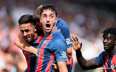 El defensa del equipo oscense se encargó de adelantar al equipo ante el Burgos, además de destacar en las labores defensivas.