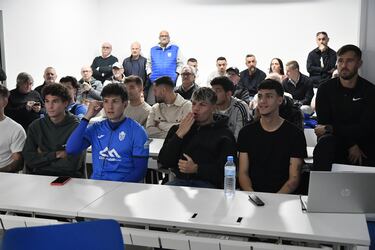Los jugadores del CD Atlético Baleares tras conocer que se enfrentarán al Atlético de Madrid en los dieciseisavos de final de la Copa del Rey.