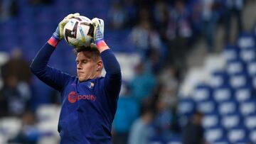 Ter Stegen, en el calentamiento del partido contra el Espanyol en Cornellà.