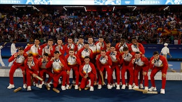 PARIS, 09/08/2024.- Los jugadores españoles posan con la medalla de oro conseguida en la final de fútbol masculino de los Juegos Olímpicos de París 2024 que Francia y España han disutado este viernes en el Parc des Princes, de Paris . EFE/ Juanjo Martin