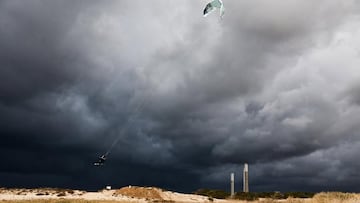 Kitesurfista frente a un temporal en la Franja de Gaza