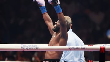 Terence Crawford celebra la victoria ante Canelo Álvarez.
