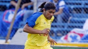 Reinaldo Navia anot&oacute; dos tripletas en el extranjero, ambas en M&eacute;xico: Por Am&eacute;rica ante Morelia en 2004 y por Irapuato ante La Piedad en 2010.