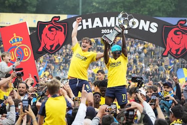 Los futbolistas del Royale Union Saint-Gilloise celebran el trofeo de campeones de la liga belga, primer título liguero del conjunto belga desde 1937, una espera de 88 años.