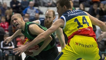GRA074. BADALONA, BARCELONA 29/01/2017.- El base del Divina Seguros Joventut Albert Sàbat (i) lucha con el pivot serbio del BC Morabanc Andorra Oliver Stevic (d), durante el partido de la decimonovena jornada de la liga ACB Endesa disputado esta mañana en el Olimpico de Badalona. EFE/Quique García