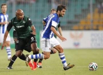 El centrocampista de la Real Sociedad Markel Bergara pelea un bal¨®n con el delantero brasile?o del Krasnodar, Ari da Silva.