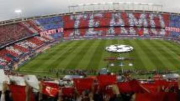Vista general del estadio Vicente Calderón con los colores rojiblancos en las gradas.