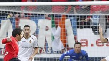 <b>LAS OCASIONES FUERON DE LOS ROJILLOS . </b>Diego Alves tuvo que emplearse a fondo, sobre todo en la segunda mitad.