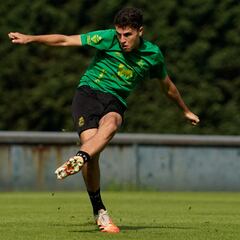 “Me encantaba lucir las camisetas del Racing en mi colegio de León”