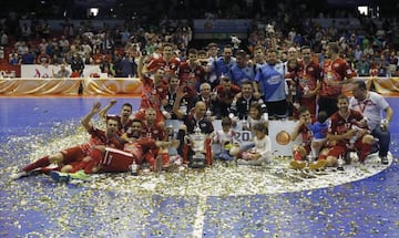 Los jugadores de El Pozo Murcia celebran la victoria con la copa tras ganar al Palma Futsal por 3-2 en la Final de la Copa del Rey de Fútbol Sala.