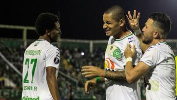 BRA09. CHAPECÓ (BRASIL), 16/03/2017.- Los jugadores del Chapecoense Rossi (d), Wellington Paulista (c) celebran después de anotar un gol hoy, miércoles 16 de marzo de 2017, durante un partido por la Copa Libertadores entre el Chapecoense brasileño y el Lanús argentino, en el estadio Arena Condá de Chapecó (Brasil). EFE/Fernando Bizerra Jr.