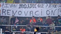 <b>LA AFICIÓN LE QUIERE. </b>Ésta fue la pancarta de apoyo a Bolado que exhibió 'Juventudes Verdiblancas' el pasado domingo en el partido ante el Real Madrid.
