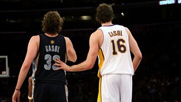 Marc Gasol y Pau Gasol, durante un partido de la NBA entre Memphis Grizzlies y Los Angeles Lakers, disputado en 2009