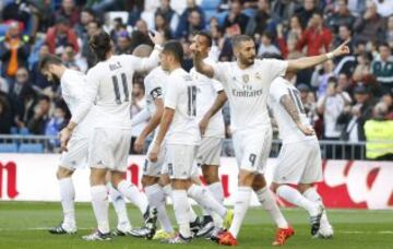 Alegría por el primer gol de Benzema en el partido.