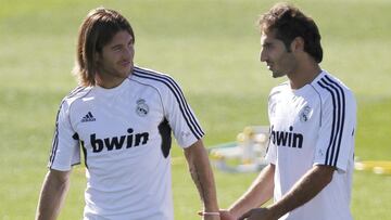 DEP17. MADRID, 12/10/2011.- Los jugadores del Real Madrid Sergio Ramos y el turco Hamit Altintop (d) durante el entrenamiento del Real Madrid, hoy en la ciudad deportiva de Valdebebas (Madrid), donde prepararon el partido de Liga del pr&oacute;ximo s&aacu