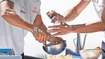 <b>TORTILLA. </b>Hamilton y De la Rosa hicieron una tortilla española en un acto promocional.