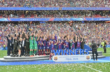 El equipo al completo celebra la Champions League. 
