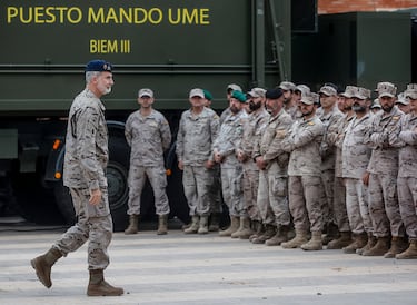 El Rey Felipe VI, en su segundo viaje a la Comunidad Valenciana tras el paso de la DANA, visita  las unidades militares desplegadas para las ayudas a los afectados por la tragedia y los centros desde donde se coordina esta asistencia en la Base Militar Jaime I en Bétera, Valencia.
