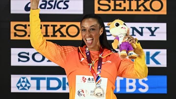 Ana Peleteiro celebra su bronce en los Mundiales indoor.