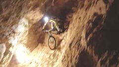 Kilian Bron recorriendo en MTB una cueva en Eslovenia. 