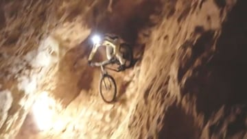Kilian Bron recorriendo en MTB una cueva en Eslovenia.