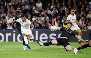1-1. Rodrygo avanza, se adentra en el área y saca un misil con la derecha para poner el balón en la escuadra izquierda de la portería de Alex Meret.