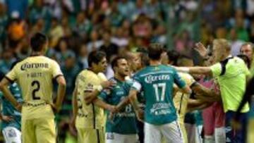 Corría el minuto 41 del partido cuando el técnico del León tomó del brazo al americanista fuera de la cancha, lo que casi prende la mecha entre los dos equipos.