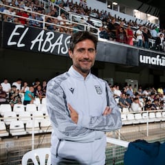 Víctor Sánchez, cesado como entrenador albinegro