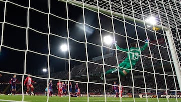 Iñaki Peña evita el gol de Memphis.