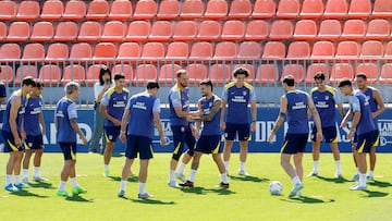 Los jugadores del Atlético realizan un rondo en el entrenamiento de ayer.