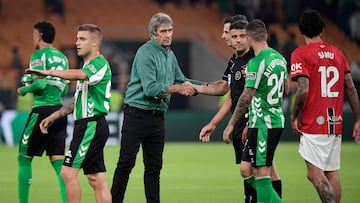 Pellegrini saluda a los árbitros.