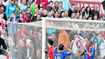 <b>SIN PEGADA. </b>Helguera, Vegar y Reinaldo se lamentan de una ocasión de gol perdida.