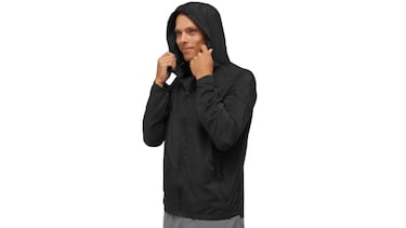 Adiós a la lluvia y el frío: así es la chaqueta cortavientos que es superventas, ultraligera e ideal para hacer deporte