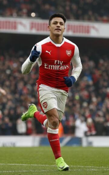 Britain Soccer Football - Arsenal v Hull City - Premier League - Emirates Stadium - 11/2/17 Arsenal's Alexis Sanchez celebrates scoring their second goal Action Images via Reuters / John Sibley Livepic EDITORIAL USE ONLY. No use with unauthorized audio, video, data, fixture lists, club/league logos or "live" services. Online in-match use limited to 45 images, no video emulation. No use in betting, games or single club/league/player publications. Please contact your account representative for further details.