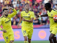 El centrocampista del Villarreal Santi Comesaña (c) celebra el segundo gol de su equipo ante el FC Barcelona.