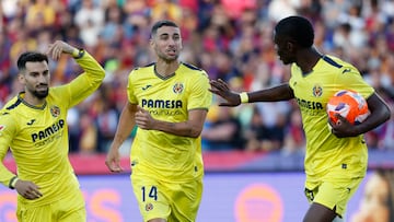 BARCELONA, 18/05/2025.- El centrocampista del Villarreal Santi Comesaña (c) celebra el segundo gol de su equipo durante el encuentro de la jornada 37 de LaLiga entre FC Barcelona y Villarreal CF disputado este domingo en el Estadio Olímpico de Montjuic. EFE/ Toni Albir