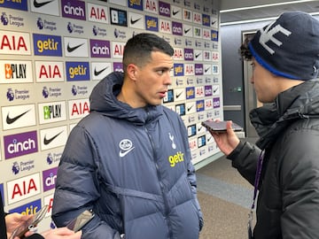 Pedro Porro, jugador del Tottenham, atienda a AS en la zona mixta del Tottenham Hotspur Stadium tras ganar al Newcastle (4-1).