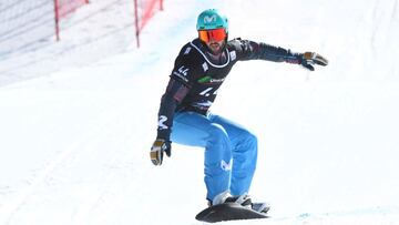 El espa&ntilde;ol Lucas Eguibar durante la manga de clasificaci&oacute;n de la prueba masculina de la Copa del Mundo de boardercross en la estaci&oacute;n granadina de Sierra Nevada.
 