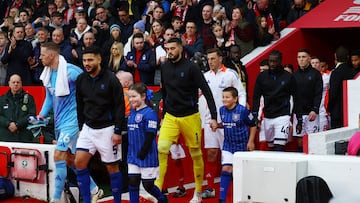 Soccer Football - Premier League - Nottingham Forest v Ipswich Town - The City Ground, Nottingham, Britain - November 30, 2024 Nottingham Forest's Matz Sels, Ipswich Town's Arijanet Muric and Ipswich Town's Sam Morsy walk onto the pitch before the match REUTERS/Molly Darlington EDITORIAL USE ONLY. NO USE WITH UNAUTHORIZED AUDIO, VIDEO, DATA, FIXTURE LISTS, CLUB/LEAGUE LOGOS OR 'LIVE' SERVICES. ONLINE IN-MATCH USE LIMITED TO 120 IMAGES, NO VIDEO EMULATION. NO USE IN BETTING, GAMES OR SINGLE CLUB/LEAGUE/PLAYER PUBLICATIONS. PLEASE CONTACT YOUR ACCOUNT REPRESENTATIVE FOR FURTHER DETAILS..