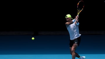 El tenista español Rafael Nadal en acción durante la sesión de entrenamiento en el Open de Australia 2023, este martes en Melbourne, Australia.