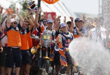 El piloto español de KTM Marc Coma festeja su victoria en la categoría de motos tras la última etapa en el Rally Dakar 2015 hoy, sábado 17 de enero de 2015, entre las localidades de Rosario y Buenos Aires, Argentina. El Dakar 2015 finalizó hoy tras disputarse desde el 3 y el 17 de enero entre Argentina, Chile y Bolivia. 