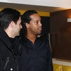 El reencuentro de viejos 'amigos': Pep y Ronaldinho en París